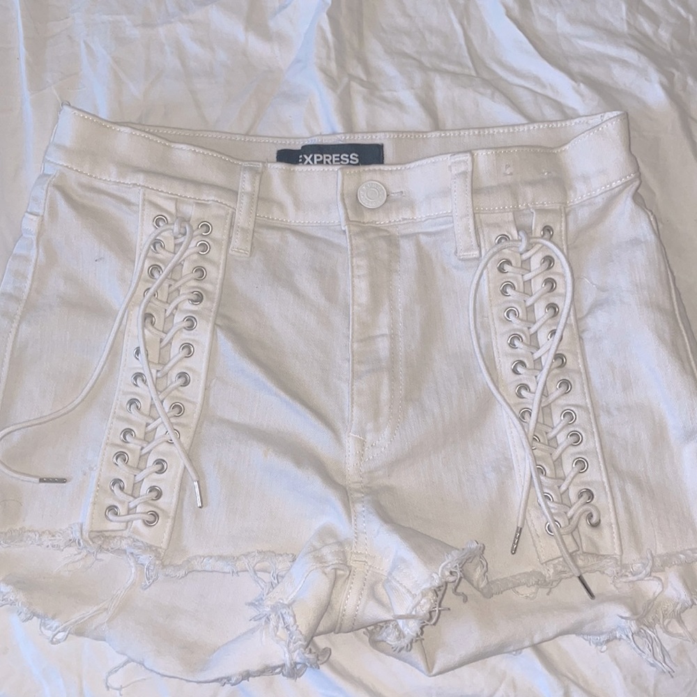 Express white stretch shorts size 6